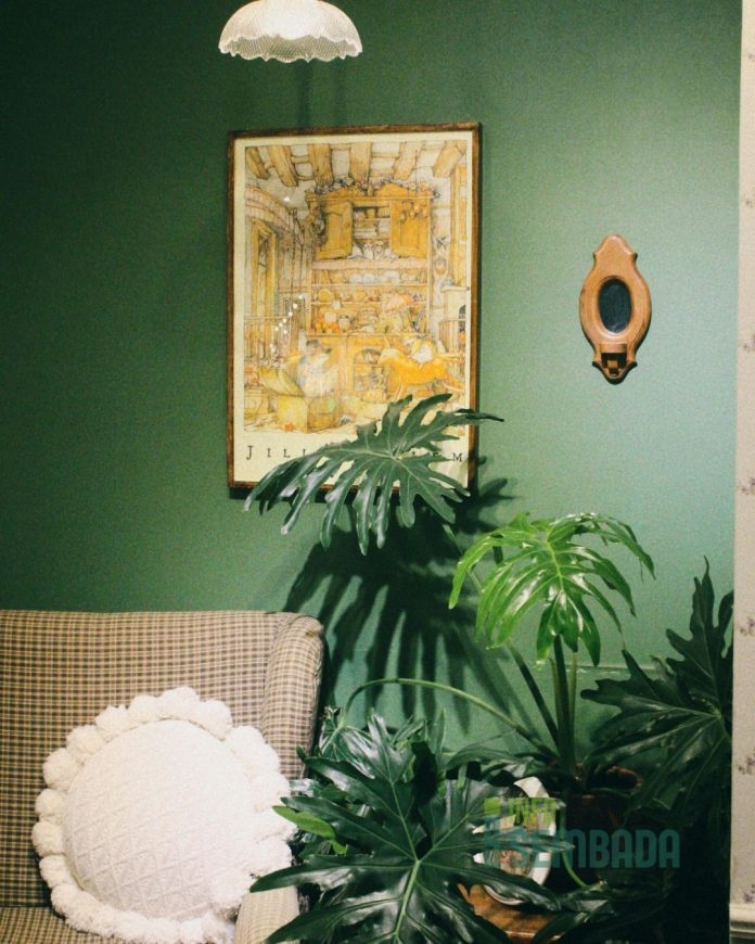 gaya-hidup-hijau-di-rumah Keluarga menikmati suasana rumah hijau dengan interior alami dan gaya hidup ramah lingkungan.