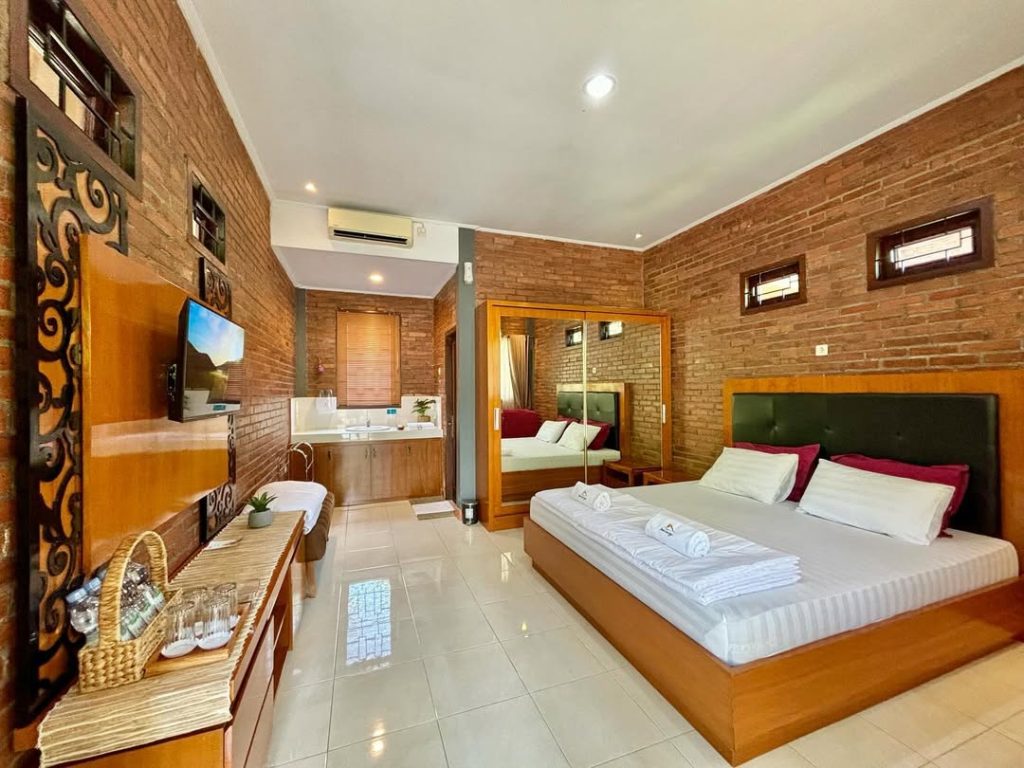 Kamar tidur ber-AC di Homestay Dalem Kawidyan Sleman yang nyaman dan bersih