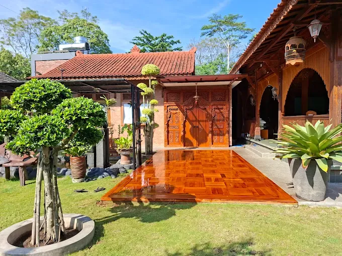 Taman asri di sekitar Homestay Dalem Kawidyan dengan suasana tenang dan segar