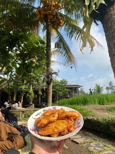 Kopi klotok dan pisang goreng, menu sarapan favorit di Waroeng Kopi Klotok Sleman.