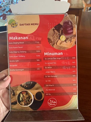 Menu sarapan di Soto Hj. Farida Sleman dengan soto segar dan lauk tempe goreng.