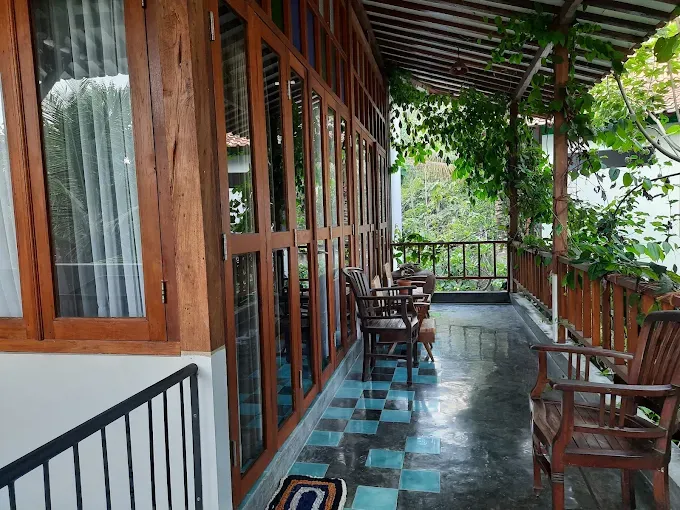 Balkon atau teras kamar Omah Betakan dengan pemandangan persawahan