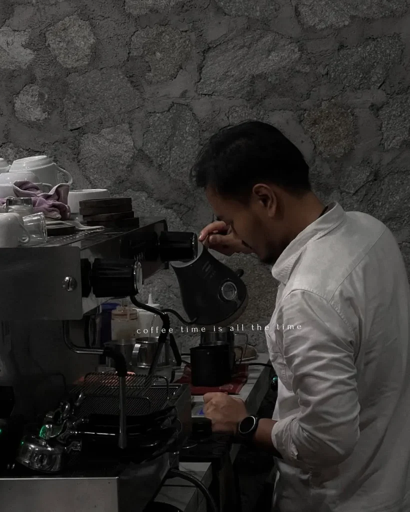 Barista Oppio Coffee sedang menyiapkan kopi di area bar dengan peralatan modern.