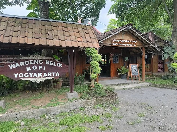 Waroeng Belik Ngaglik Sleman dengan pemandangan sawah dan suasana pedesaan yang asri.