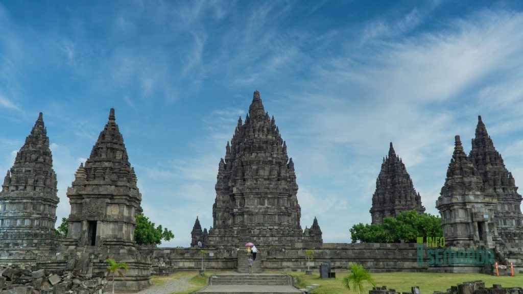 Kolase pemandangan Candi Prambanan dan Candi Ijo di Kabupaten Sleman pada saat matahari terbenam.