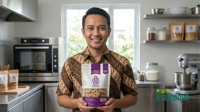 Pemilik UMKM di Sleman sedang memegang kemasan produk makanan yang sudah memiliki logo Halal Indonesia.