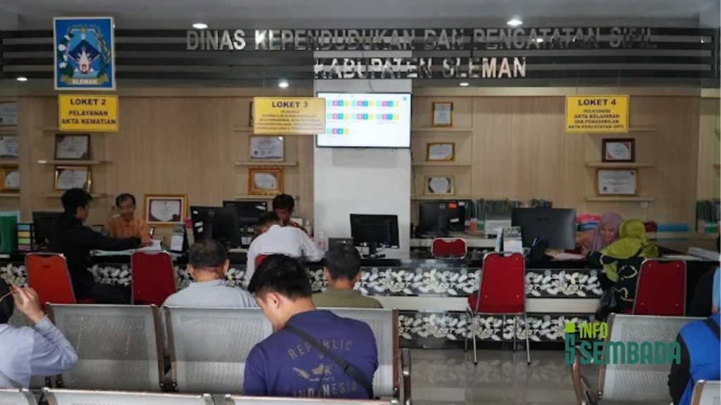 Warga Sleman sedang mengurus pembaruan Kartu Keluarga di loket layanan Dukcapil yang modern dan bersih.