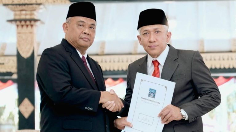 Bupati Sleman Harda Kiswaya melantik Abu Bakar sebagai Sekda Sleman di Pendapa Parasamya pada Selasa siang